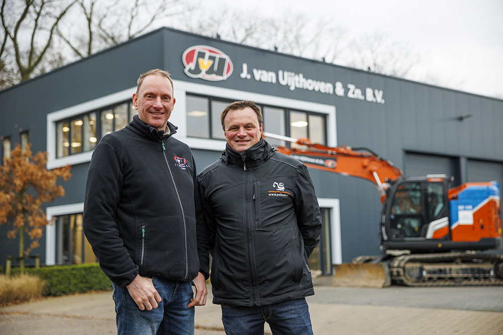 Owner Jurgen van Uijthoven with Pellen BV salesman Jan Smolders 