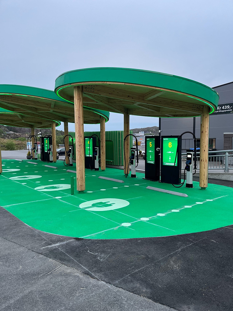 At an e-charging station in Bergen, Norway, Geveko Markings demonstrated how PlastiRoute SprayGrip can create a both eye-catching and functional result (image courtesy Geveko Markings)