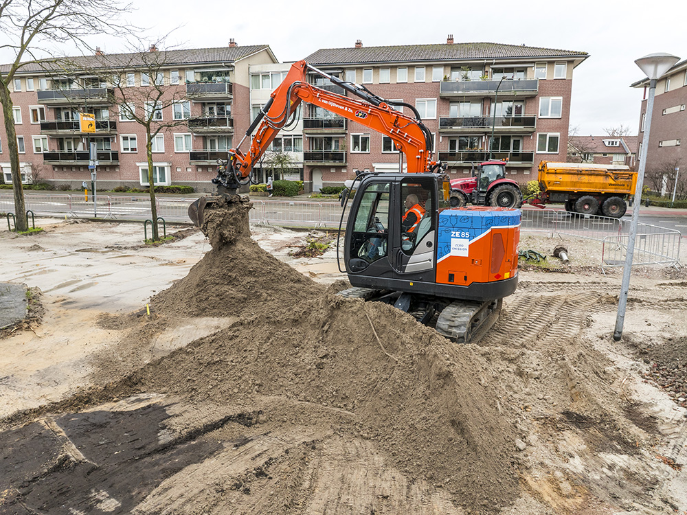 The ZE85 compact electric excavator was used by J. van Uijthoven & Zn BV for groundworks, sewerage activities, and installing utility pipes on the site near Eindhoven in autumn 2024.